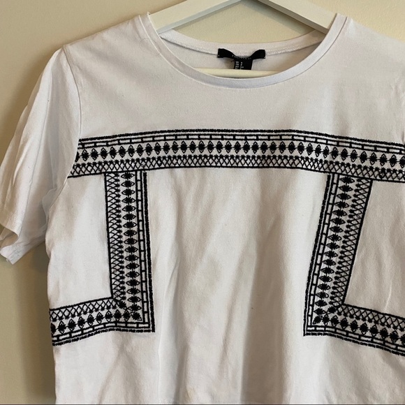 💥3/$25💥 F21 Crop T-shirtTop w/Black Embroidery - Picture 3 of 7